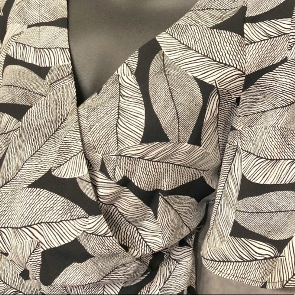 $79 NEW LOFT Fern Faux Wrap Romper Size 4 - Picture 7 of 9